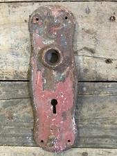 OLD ANTIQUE ESCUTCHEON KEYHOLE KEY HOLE PLATE RED RUSTY