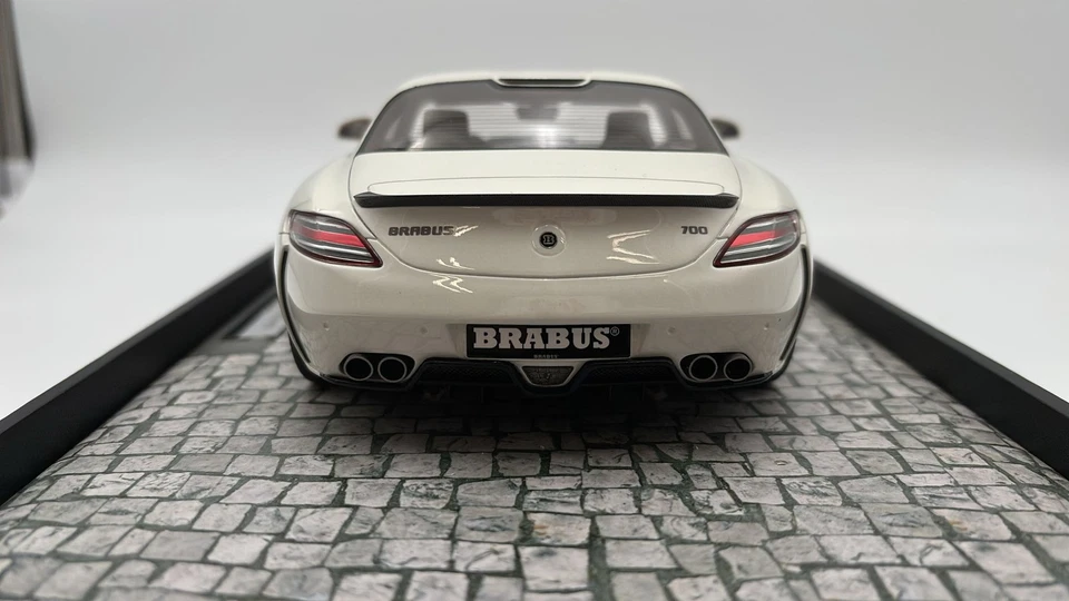 MIN107032020 Minichamps Brabus 700 Biturbo Coupé 2013 1/18 - Immagine 4 di 4