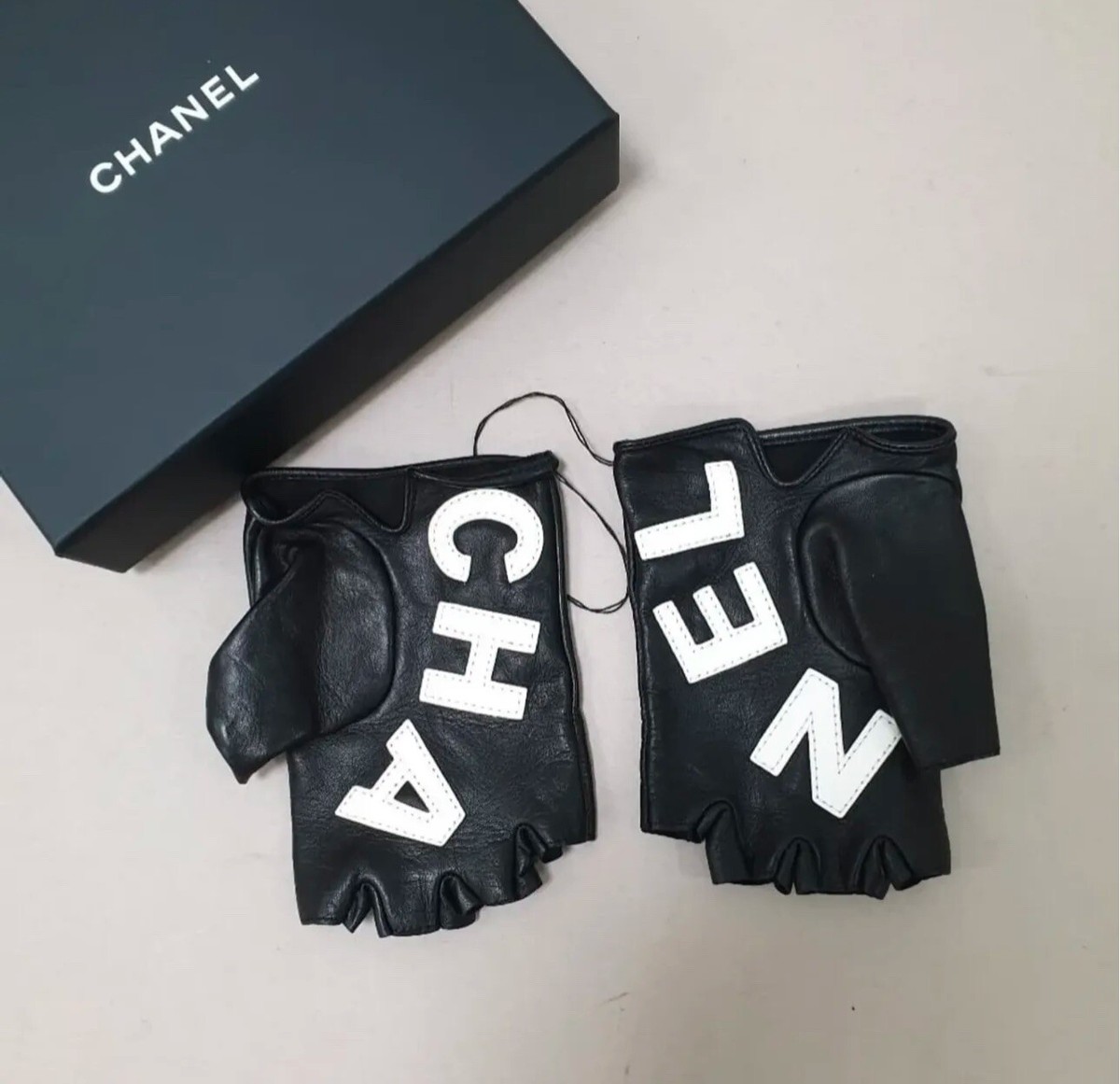シャネル　手袋 Chanel New Red Quilted Fingerless Gloves - Vintage Lux