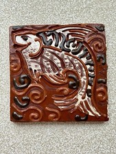 Fliesenkunst, roter Steinzeug Tonfisch strukturiert und bemalt 13,5 x 13,5 cm