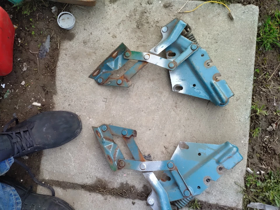 Rear Hood Hinges - Image 4 of 4