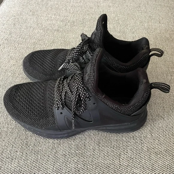 Women's Lululemon black APL ascend shoes, size 9, EUC