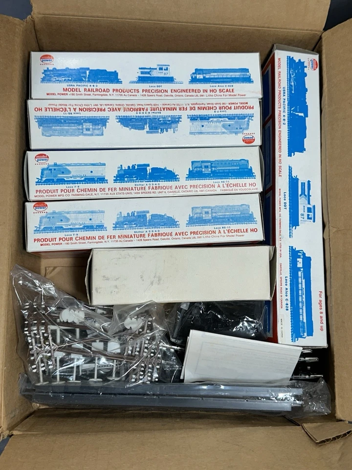 Electric Model Power Train Railroad Set Of Santa Fe Locomotive And 4 Cars As Is - Image 3 of 4