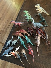 Lote de 20 figuras de dinosaurios (muchas son de Terra By Battat otras son de otra marca)