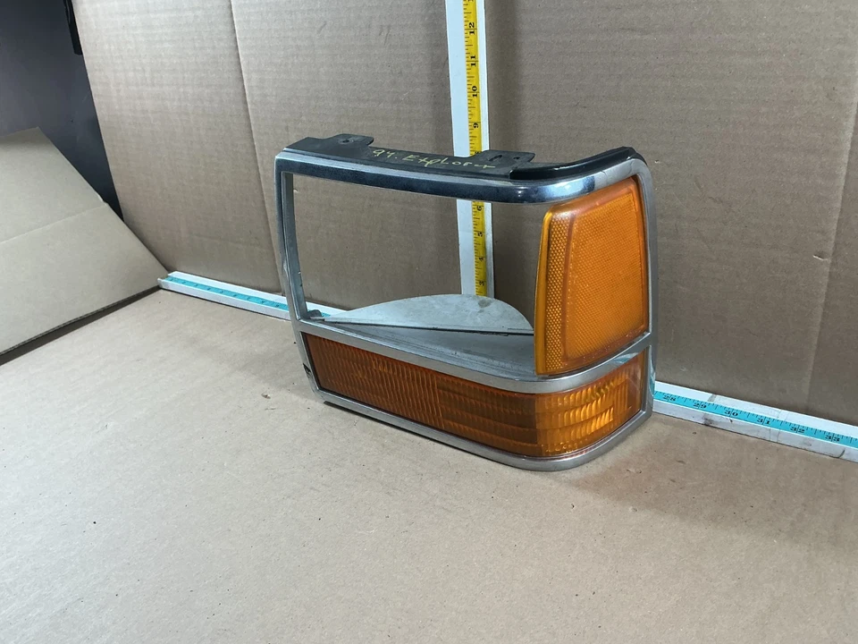 Luz de señalización de giro de esquina lateral izquierda Ford Explorer 1991-1994 y moldura cromada Foto 2 de 4