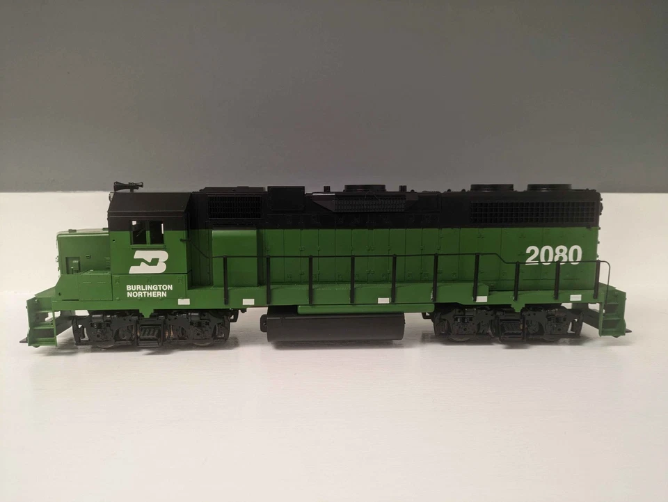 O Gauge Weaver Ultra Line GP38-2 Diesel Locomotive Burlington Northern 2080 - Image 2 of 4