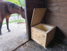 Zeitgesteuerte, automatische Futterbox / Heub...
