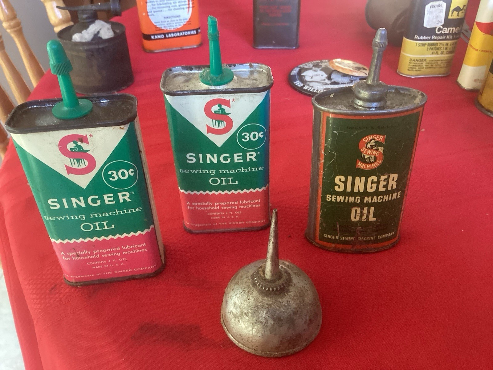 4 VINTAGE SINGER SEWING MACHINE OIL TINs CAN LEAD CAP, 3 Oz. , Thumb,
