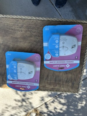 First Alert CO605 Carbon Monoxide Alarm Lot of 2 Plug In Battery Backup New