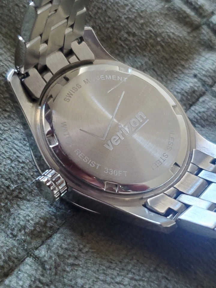 Reloj Tourneau Tono Plateado Banda y Dial Fecha Deportivo Unisex Corona Atornillada Foto 3 de 4