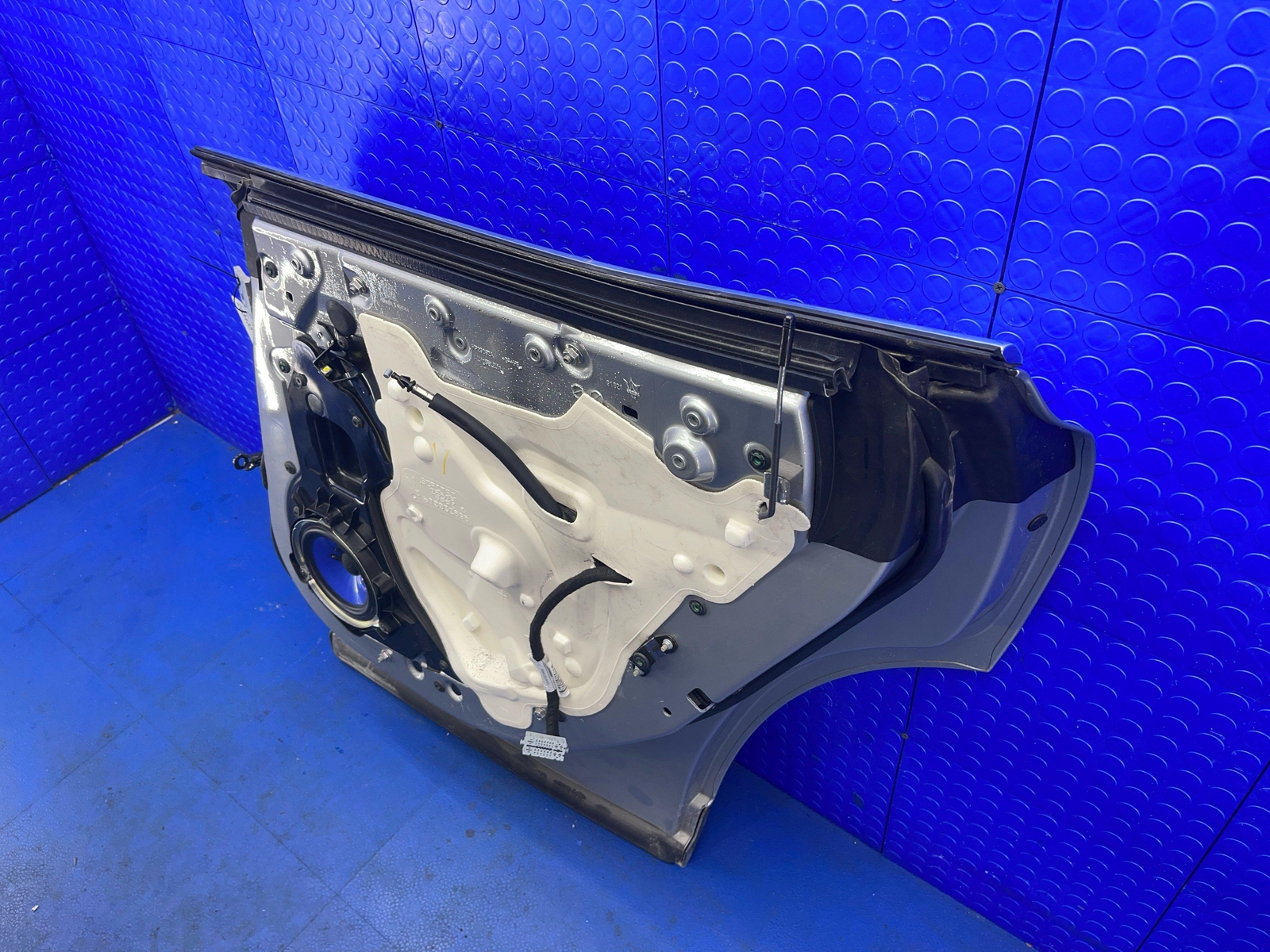 2017-2022 MASERATI LEVANTE OEM REAR RIGHT DOOR *NO GLASS* GRIGIO METTALLIC (817)