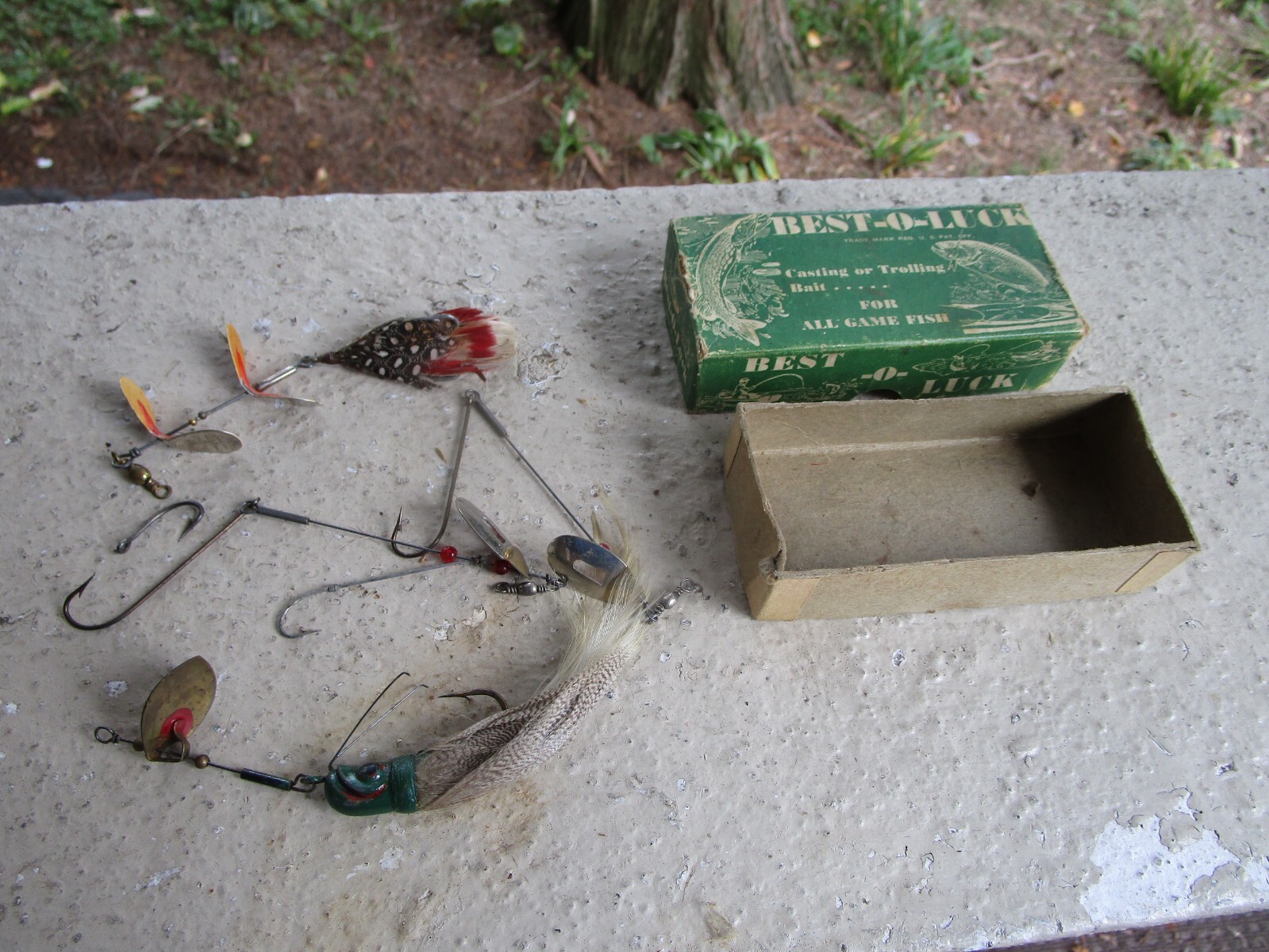 VINTAGE SPINNERS FISHING LURES BESTOLUCK BOX TACKLE PFLUEGER LUCKY