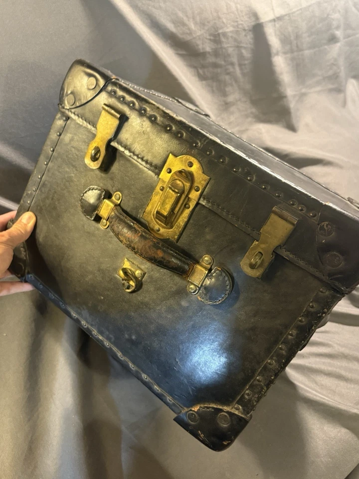 Antiguo baúl de cuero en miniatura con herrajes de latón buena calidad Foto 2 de 4