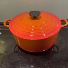 le creuset round casserole pot 24cm wide, volcanic orange