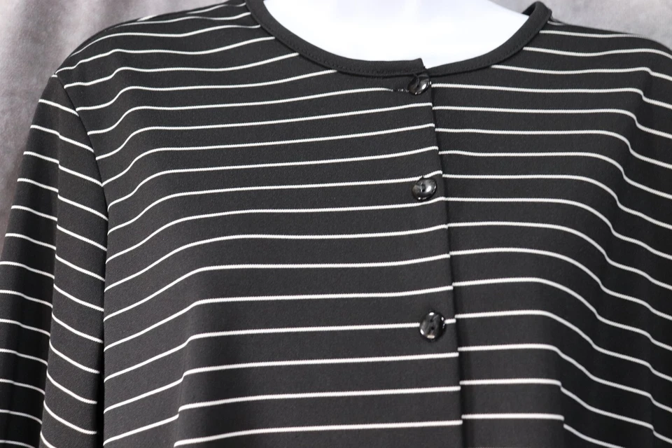 Top grande con botones a rayas blancas manga larga negro Kathy Ireland para mujer Foto 2 de 3