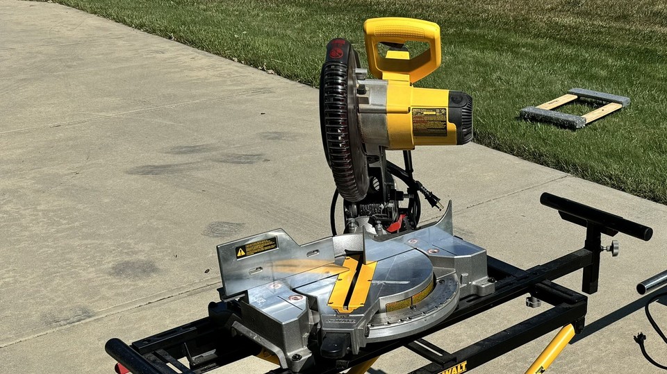 Local Pickup Only DEWALT DWS716 12 inch Compound Miter Saw With