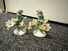 Se trata de una figura de duende (elfo) Pixie de Napcoware