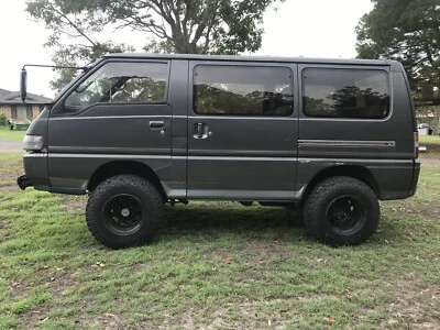 mitsubishi 4 wheel drive van