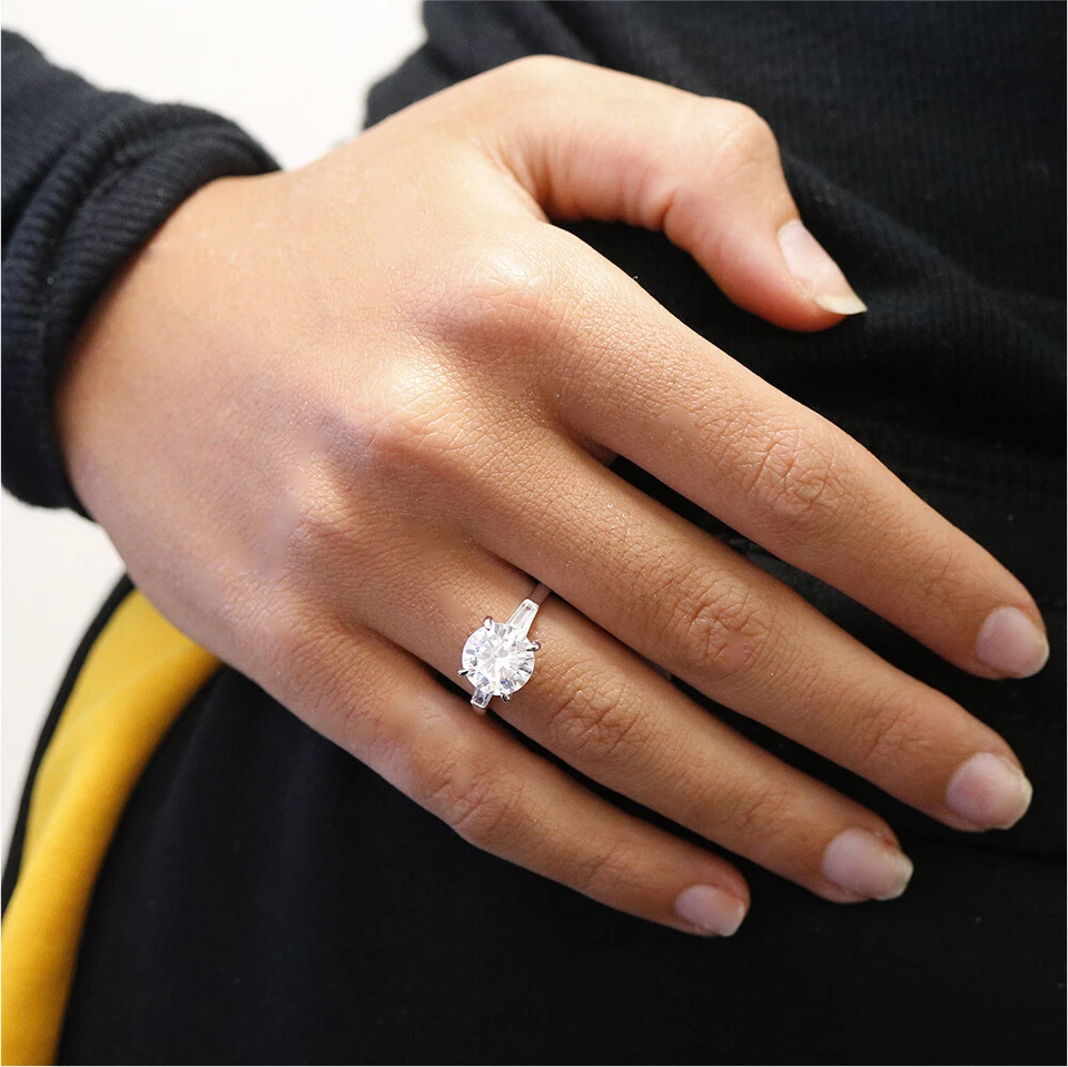 Anillo de boda de eternidad redondo de 4 quilates enchapado en plata de ley 925 con circonita cúbica Foto 2 de 3