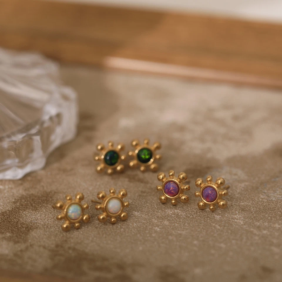 Pendientes delicados vintage de ópalo de fuego negro girasol enchapados en oro de 18 quilates con poste de garra Foto 3 de 4