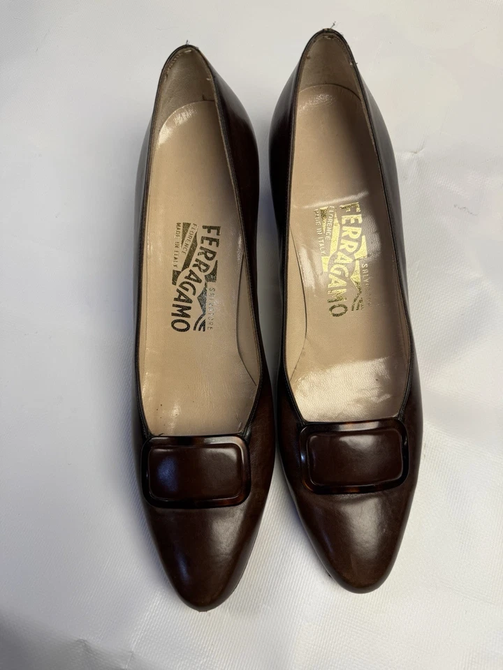 Tacones bajos vintage FERRAGAMO con hebilla de tortuga - Hechos en ITALIA 8,5 estrechos Foto 3 de 4