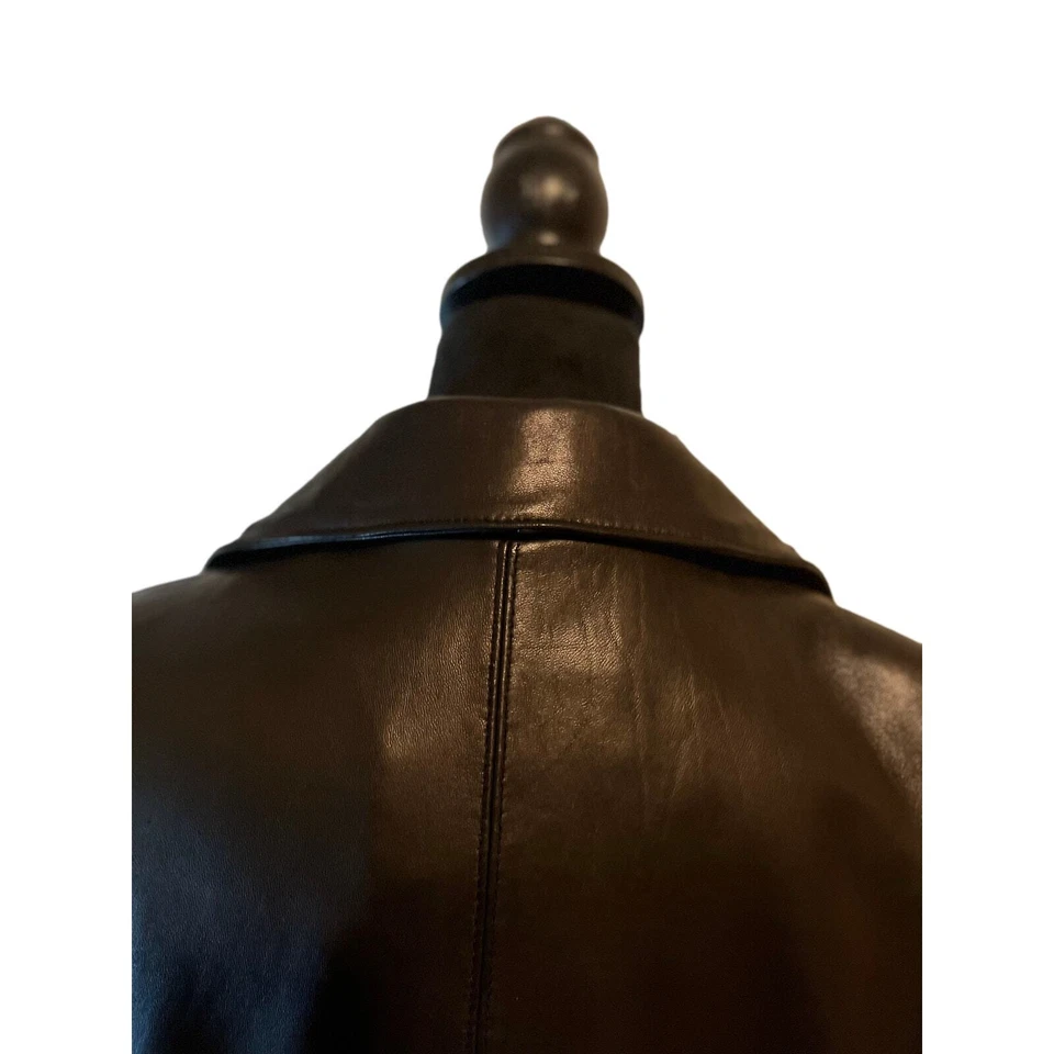 Jaqueta de couro preta assinatura parisiense em excelente estado usado tamanho P - Imagem 4 de 4