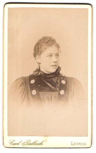Fotografie Carl Bellach, Leipzig, Gellertstrasse 12-14, Junge Dame mit lockigem