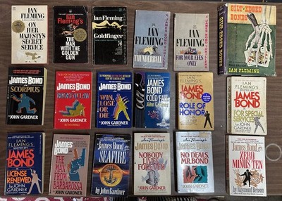 Lot of 18 James Bond spy novels