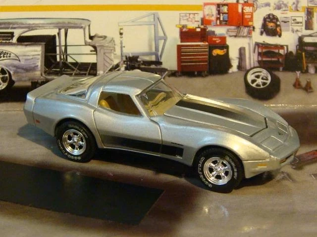 AUTO art 1982 Corvette コレクターエディション 1:18 REVIEW: AUTOart 1982 Corvette Collector Edition • DiecastSociety.com
