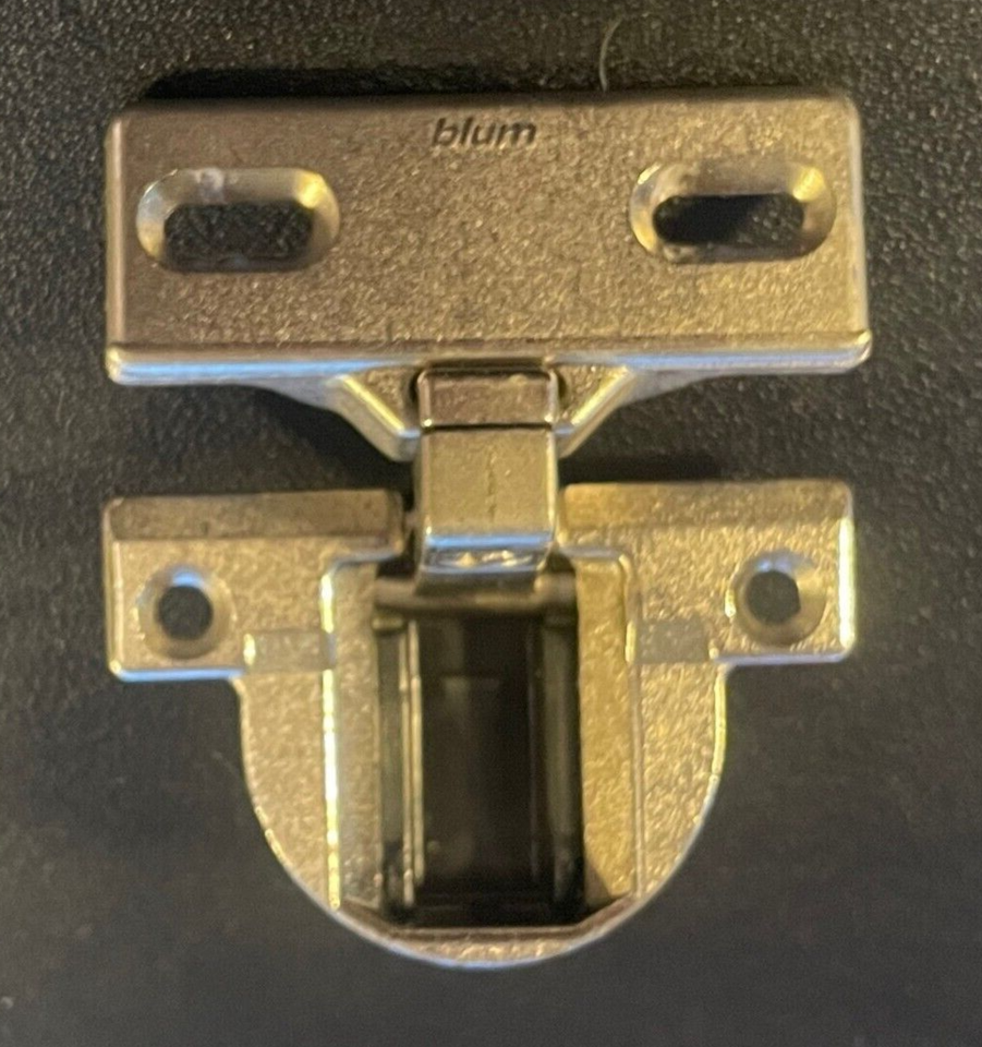 Paire De Charnières BLUM COMPACT 110° Avec Plaques De Montage - Réf. 30.310-11.02 & 130.210-01.23