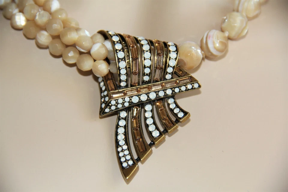 Collar Heidi Daus “Ribbon Candy” Cristal Swarovski y Facetado Concha de Pavo Real Foto 2 de 4