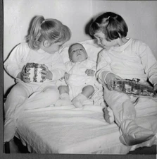 VINTAGE PHOTOGRAPH 1956-63 LITTLE GIRLS/BABY DRESS/HAIR FASHION PRESENTS PHOTO