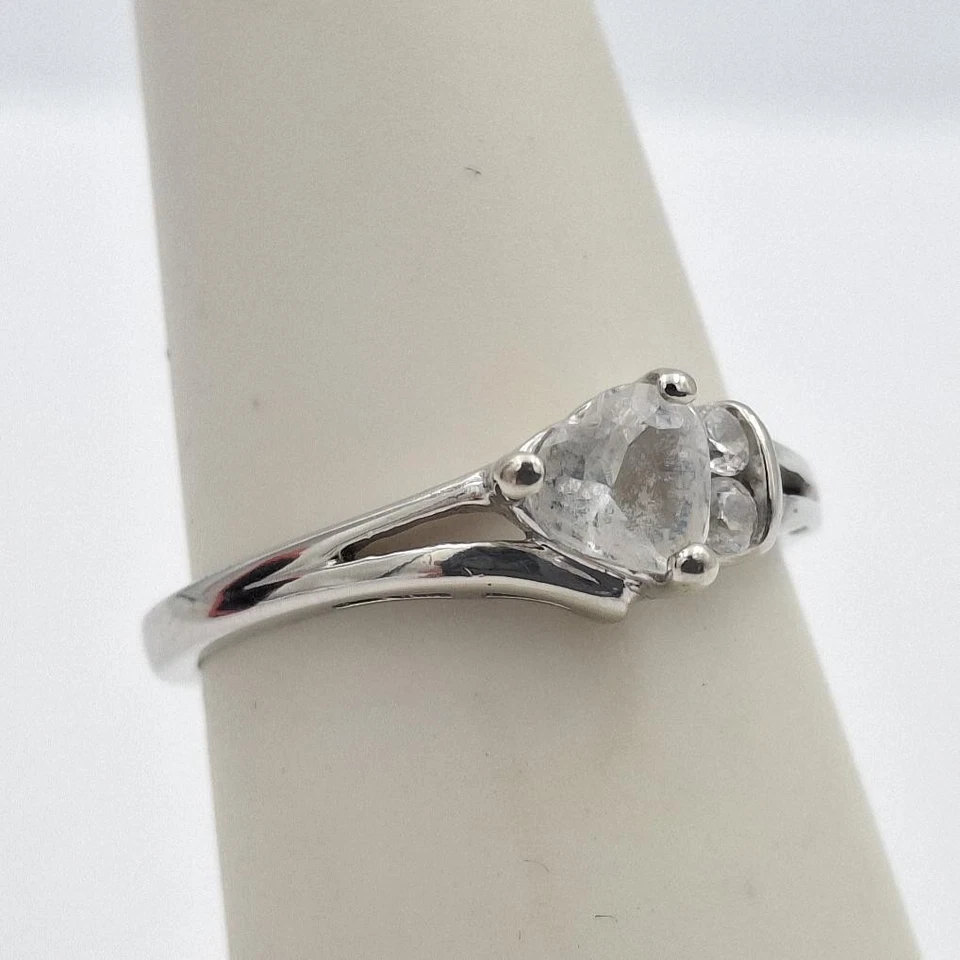 10K Solid White Gold Heart & Round Cubic Zirconia CZ Split Shank Ring Size 5.25 - Image 2 of 4