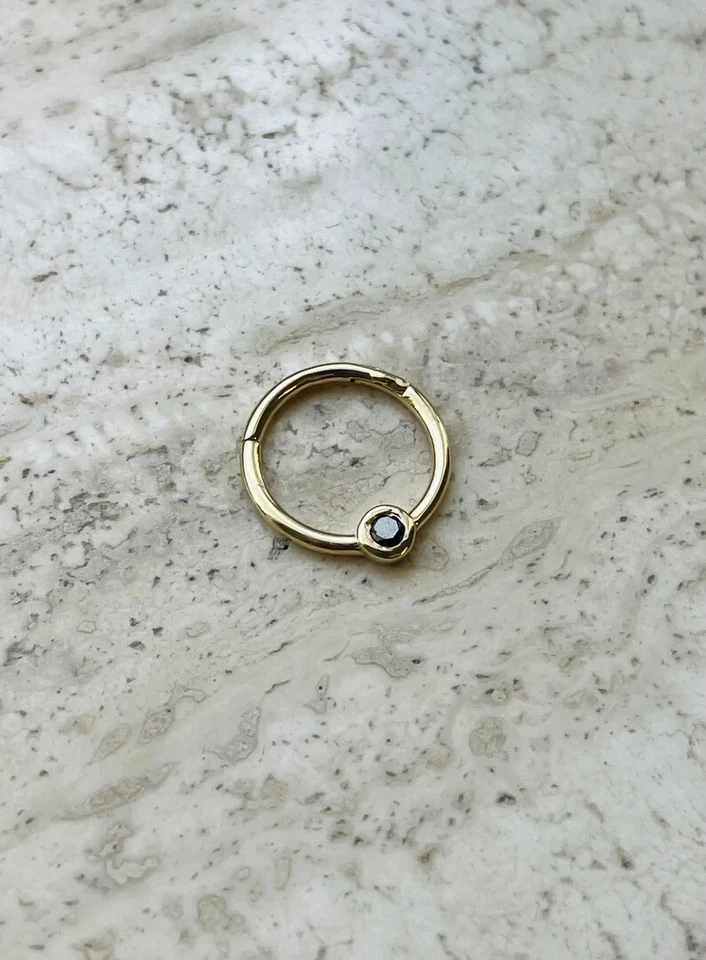 Anillo de nariz con bisagras de diamante negro único en Bazel Septum Clicker Daith Hoop oro de 14 k Foto 2 de 3