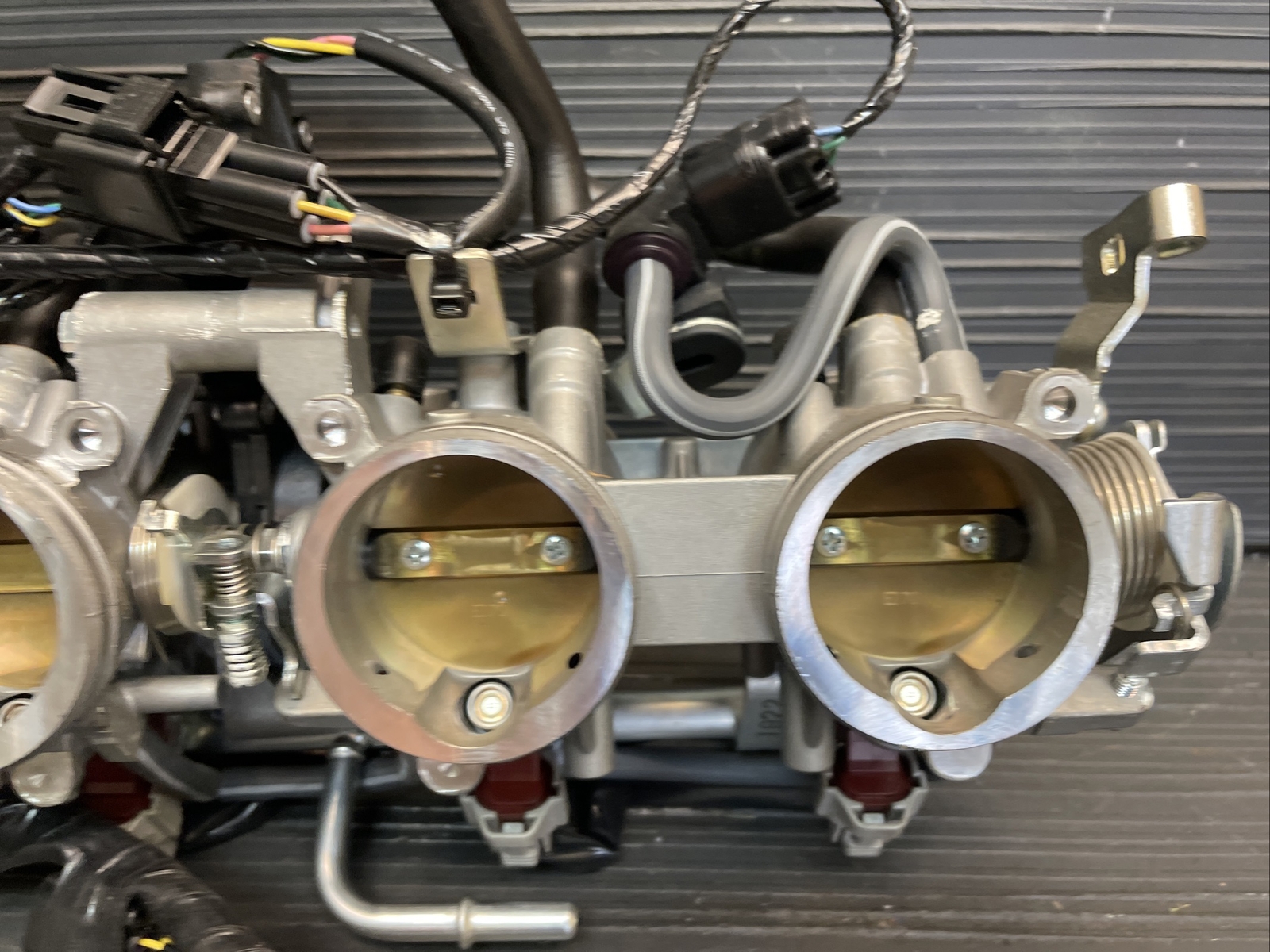 2022 Kawasaki Ninja ZX14R, throttle bodies, fuel injectors, 3k miles