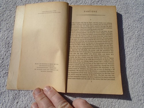 George Orwell - 1984 - Penguin Paperback 1954 - 1st Penguin Edition - Picture 6 of 7