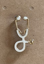 DOCTOR / NURSE METAL STETHOSCOPE TAC PIN / BROOCH GOLD  WHITE ENAMELED KO3