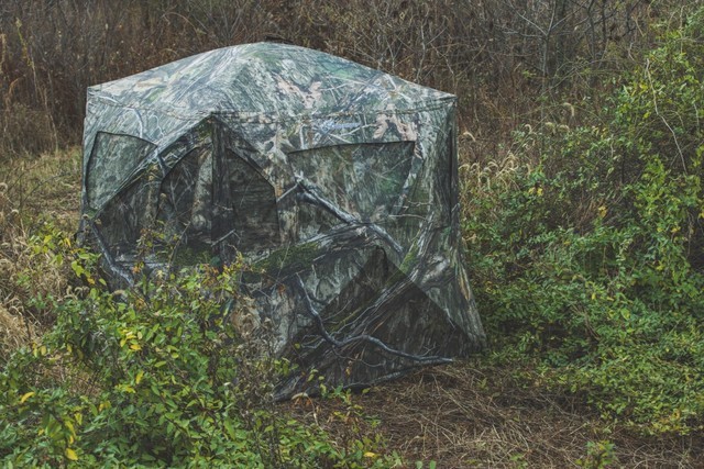 Ameristep Brickhouse Wide Bottom Hub Blind 3-Man 10-Window Mossy Oak Camo