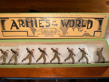 BRITAINS TOY SOLDIERS SET 1084A BRITISH INFANTRY IN BATTLEDRESS, CHARGING