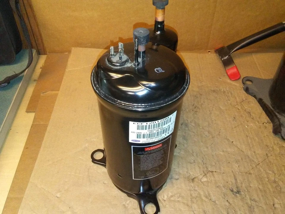 Compresor rotativo Carrier ECF12012AA 12.000 BTU AC/HP; 220-240/50/1 (183616) Foto 2 de 4