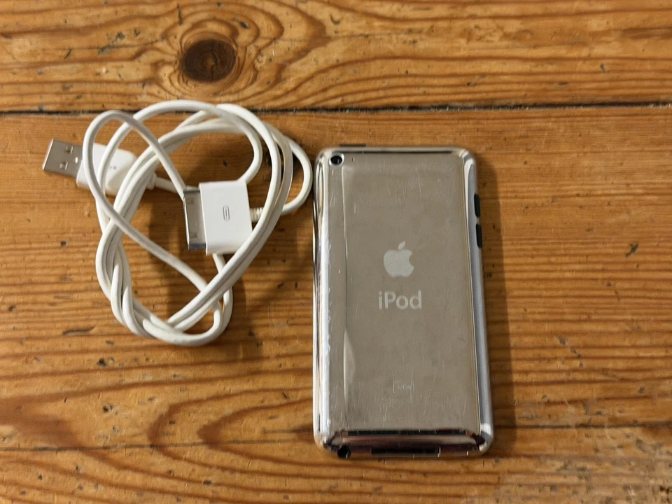 iPod Touch 4th Generation 32GB Black iOS 4 - Image 2 of 2