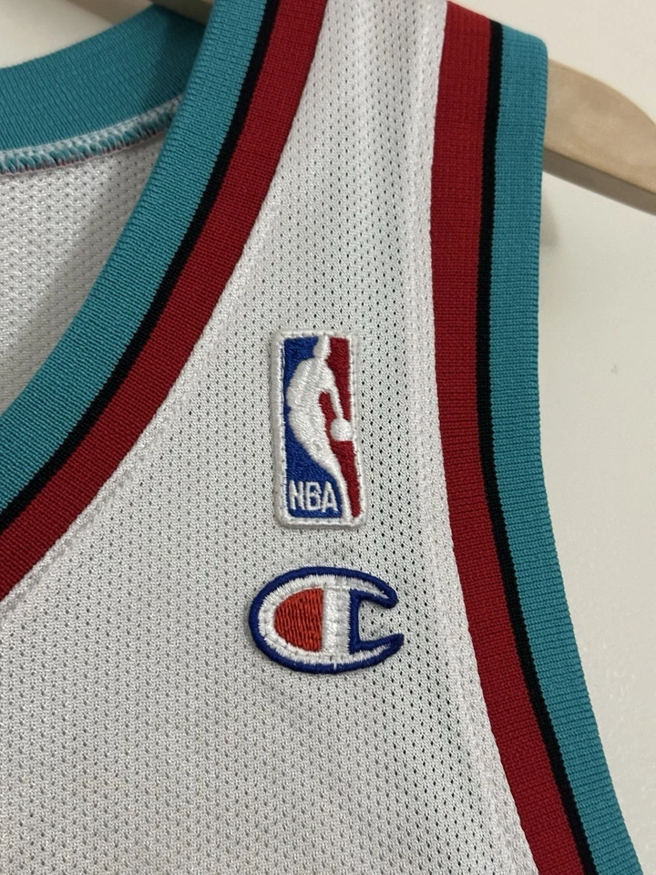 Camiseta deportiva vintage de los 90 Mike Bibby Vancouver Grizzlies Champion blanca rara Foto 2 de 4