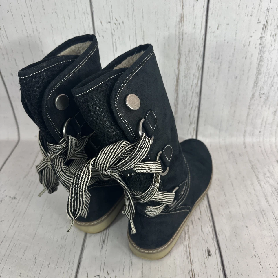 Bota de gamuza forrada de piel de oveja sintética White Mountain para mujer negra al aire libre Foto 3 de 4