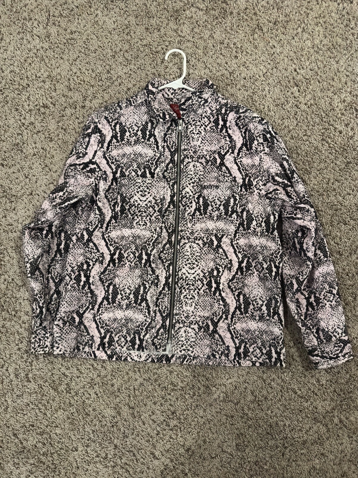 Chemise zippée moyenne en peau de serpent rose Supreme FW20