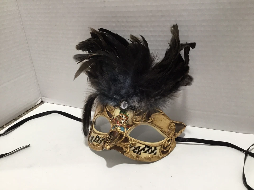 Mascarada Ball 1/2 Mascarilla Dorada con Plumas y Notas Musicales Foto 3 de 4