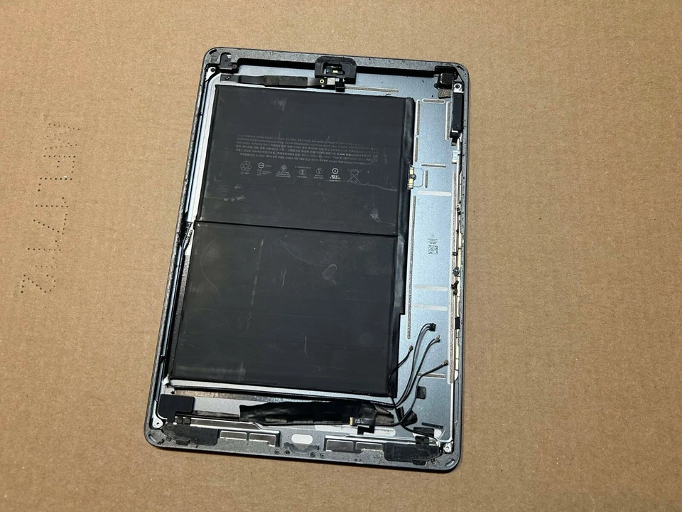 OEM Apple iPad 7ma Generación 10.2" A2197 Carcasa Cubierta Trasera Batería Plateada con Batería Foto 4 de 4