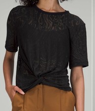 Lululemon Cresent T-shirt Size 6