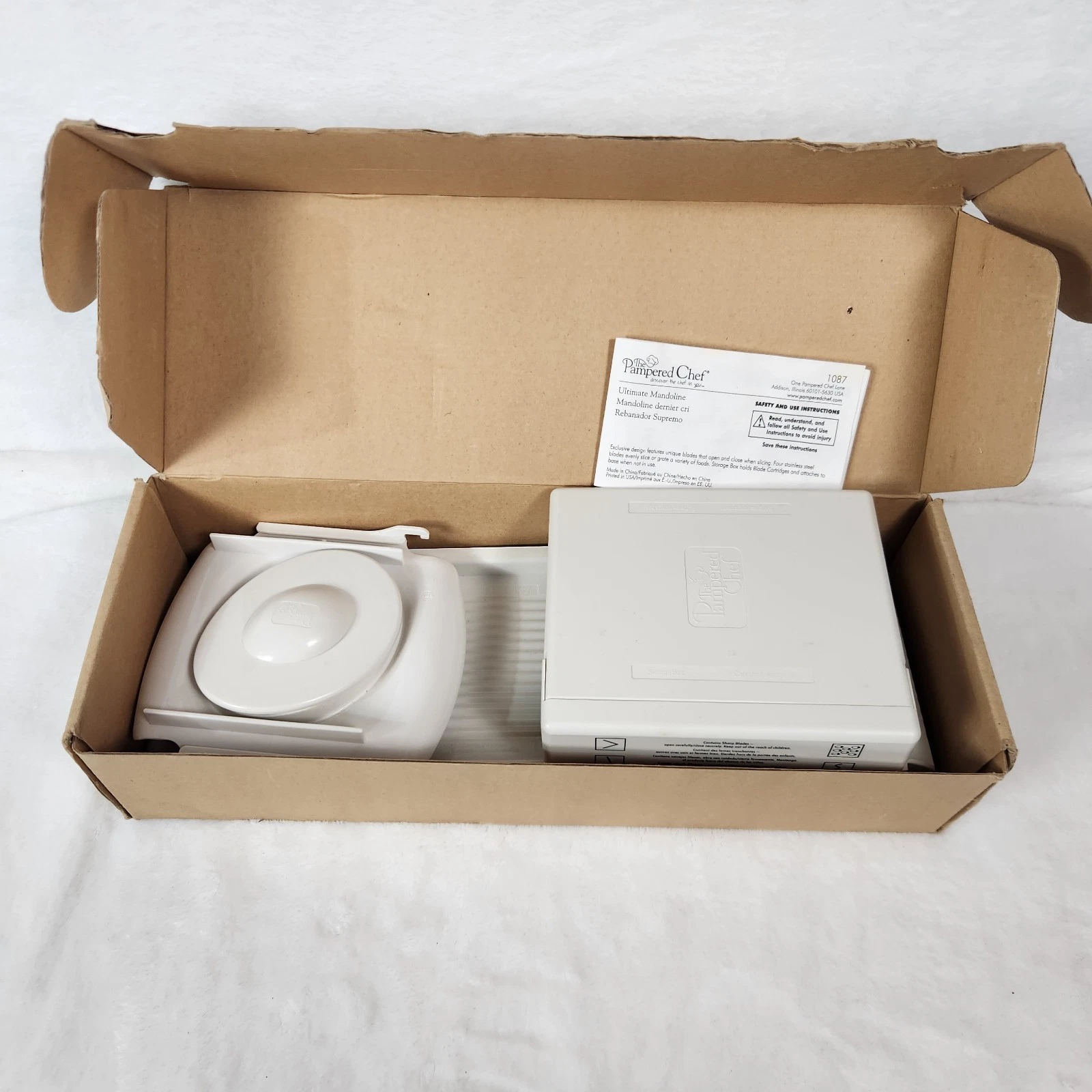 Pampered Chef Ultimate Mandolin Slicer #1087 Slices/Grates 4 Blades With Case