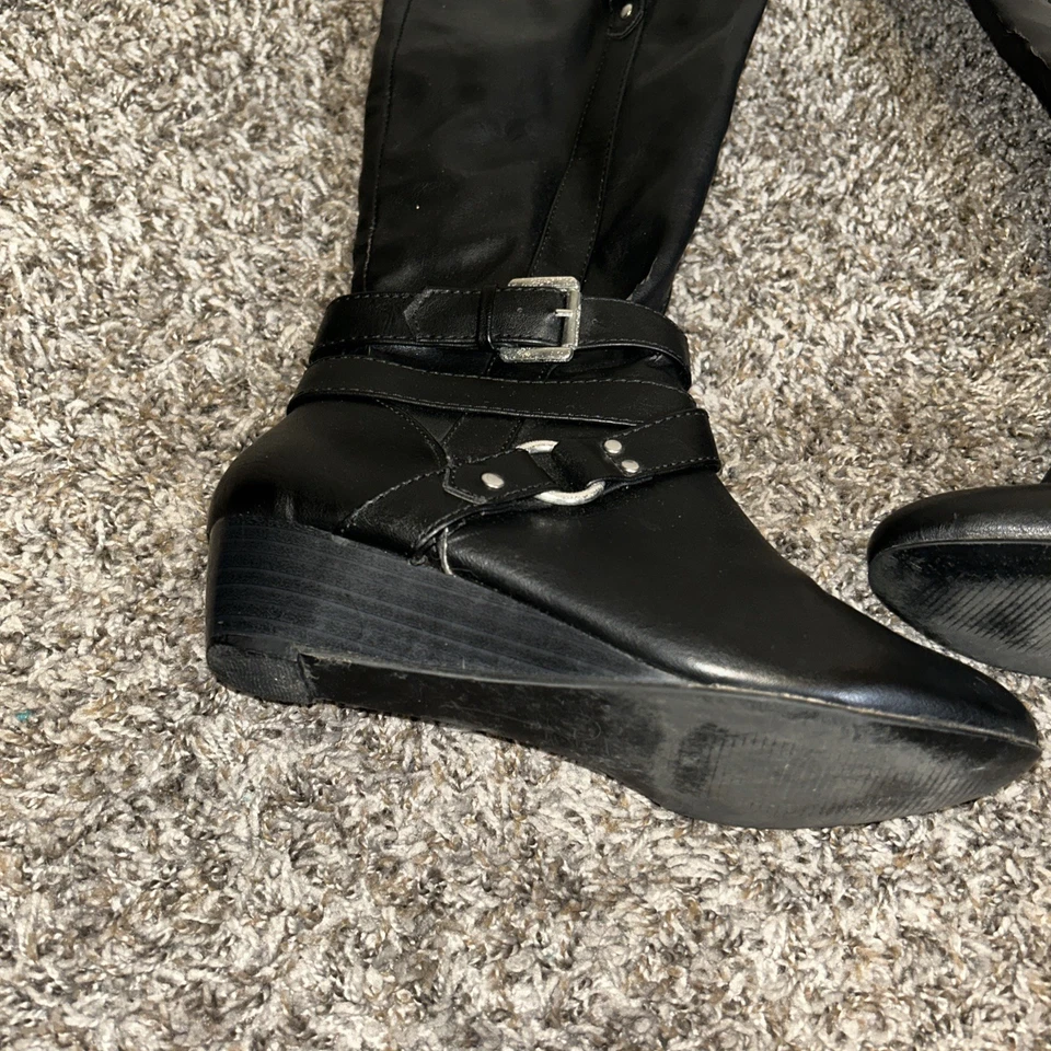 Botas Xhilaration Target negras debajo de la rodilla, hasta la pantorrilla con hebillas talla 7 Foto 2 de 4