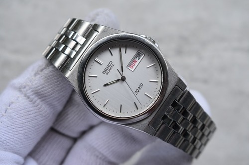Februar 1990 Seiko Quartz SQ100 weißes Zifferblatt Stahlarmband Herrenuhr Tag Datum - Bild 5 von 20